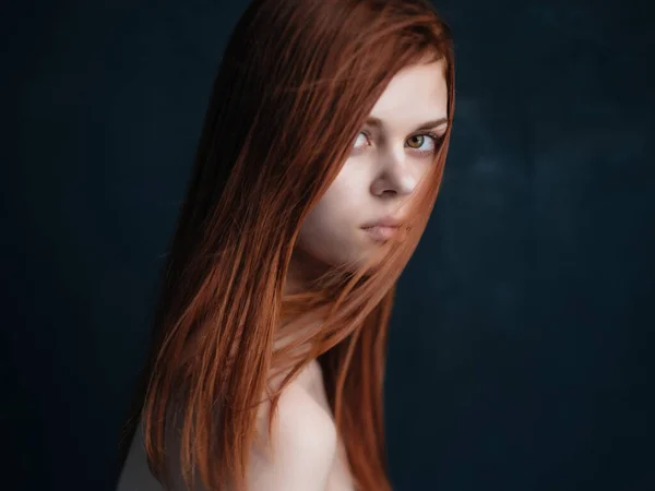 裸の肩の赤い髪の魅力的なクロップドビューを持つ女性 — ストック写真