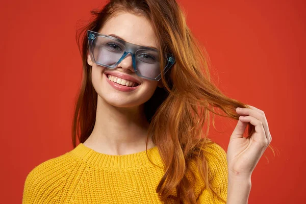 Glad attraktiv kvinna med hår glasögon mode studio — Stockfoto