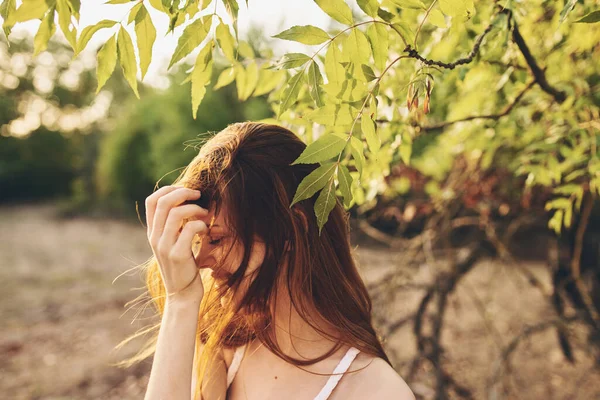 Γυναίκα σε εξωτερικούς χώρους δέντρο πεδίο καλοκαιρινές διακοπές διασκέδαση — Φωτογραφία Αρχείου