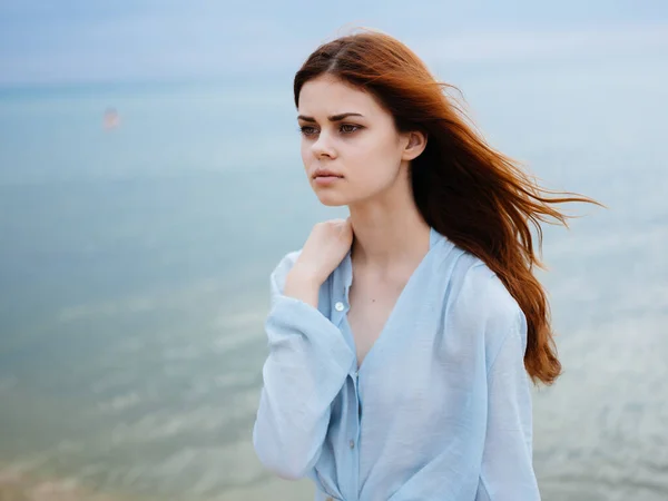 Femme en robe marchant le long de la plage île océan paysage — Photo