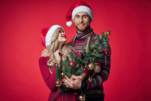 Matrimonio pareja navidad árbol juguetes decoración aislado fondo — Foto de Stock