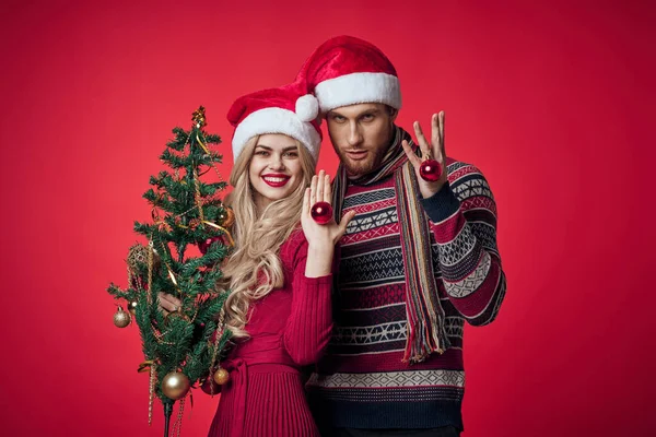 Homem e mulher em férias Natal diversão decoração brinquedos — Fotografia de Stock