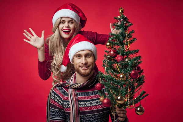 Alegre jovem casal Natal decoração brinquedos ano novo — Fotografia de Stock