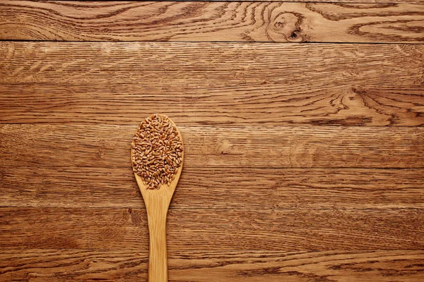 Cereales en una bolsa saludable desayuno madera fondo — Foto de Stock