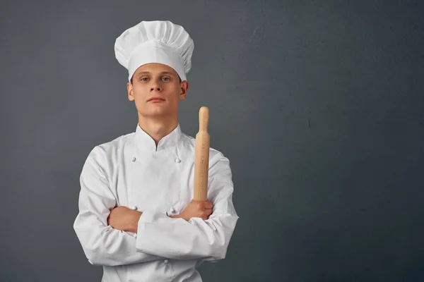 Chef-kok professioneel in uniform restaurant koken donkere achtergrond — Stockfoto