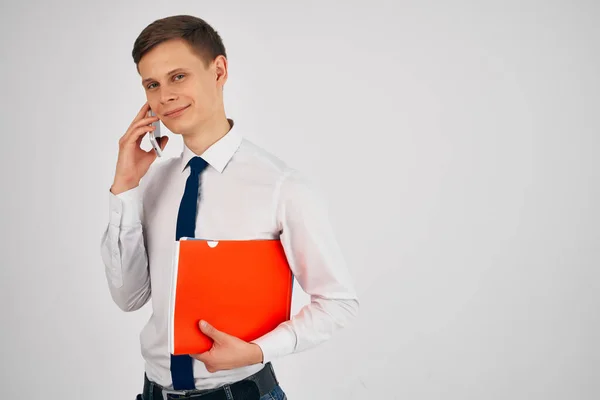Homme portant une chemise avec une cravate dossier rouge travail officiel — Photo