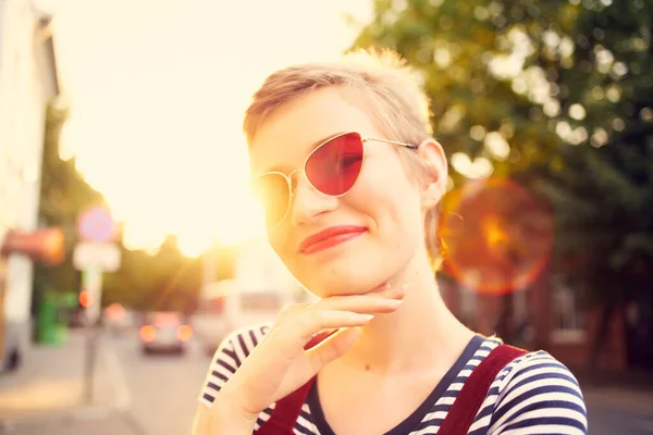 Leende kvinna mode solglasögon och frisk luft promenad — Stockfoto