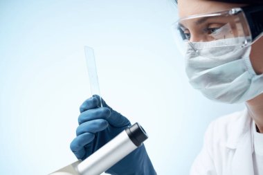 Beyaz önlüklü kadın laboratuvar mikroskobu profesyonel test