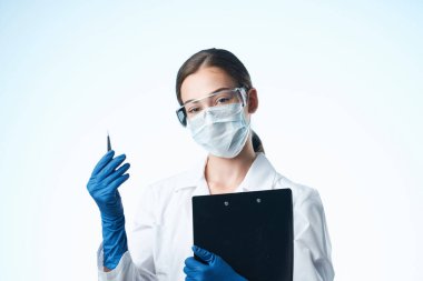 Kadın laboratuvar asistanı tıbbi maske araştırma laboratuvarı bilimi