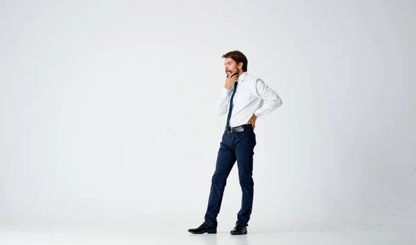 Бизнесмен в рубашке с галстуком офис работы студии светлый фон — стоковое фото