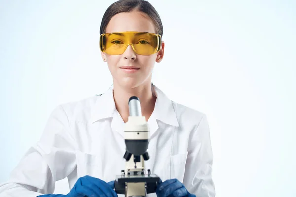 Medico femmina laboratorio ricerca microscopio scienza — Foto Stock