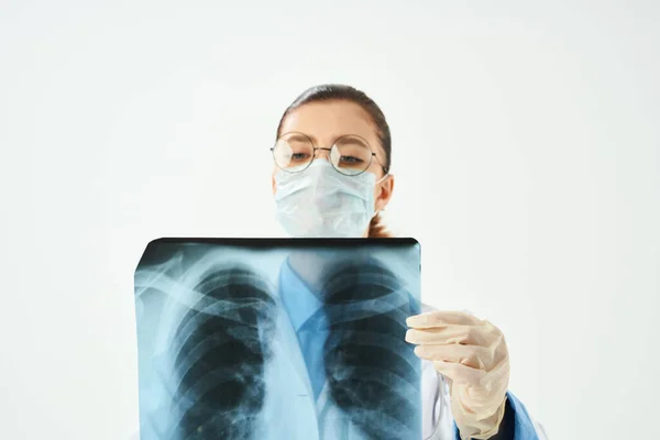 Ženy lékař x-ray zdravotní diagnóza nemocnice profesionální — Stock fotografie