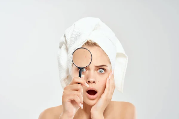 Mulher bonita com toalha na cabeça rosto close up dermatologia lupa perto do rosto — Fotografia de Stock