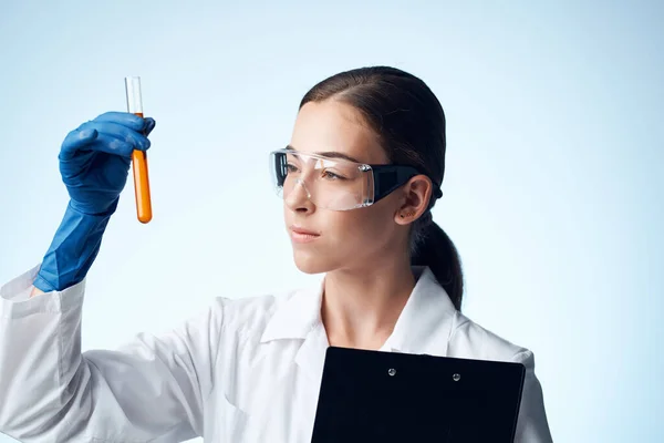 Mujer médico laboratorio medicina ciencia analiza —  Fotos de Stock