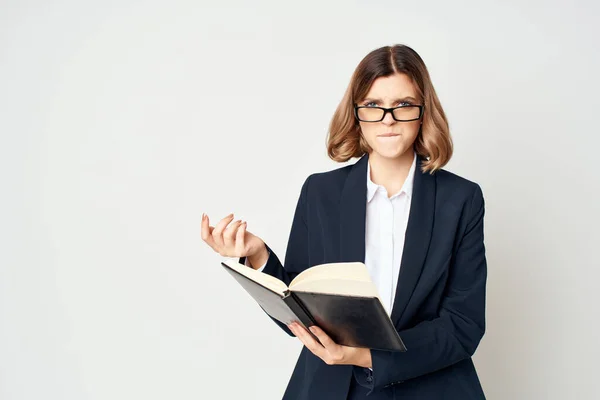 La donna d'affari con documenti in mani lavora l'autofiducia professionale — Foto Stock