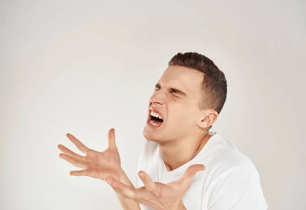 Verrückter Mann im weißen T-Shirt — Stockfoto