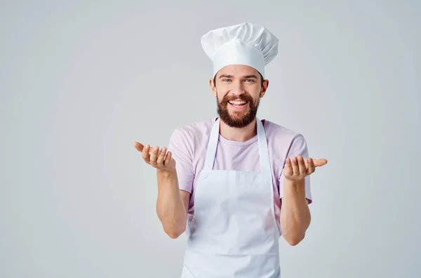 Vousatý muž vaření restaurace vaření práce — Stock fotografie