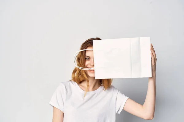 Mulher com pacote branco nas mãos estilo de vida compras diversão — Fotografia de Stock