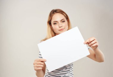 Neşeli kadın elinde beyaz bir sayfa fotokopi alanı tutuyor.