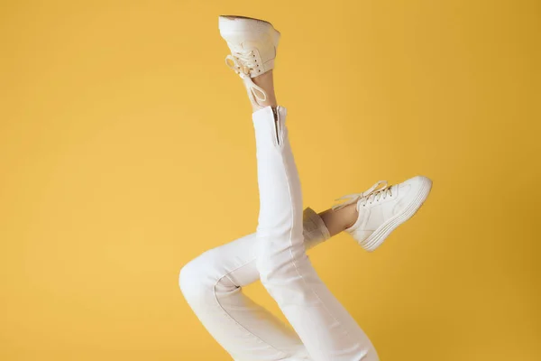 Blanco mujer zapatillas posando calle moda recortado vista aislado fondo —  Fotos de Stock