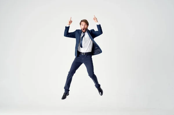 Geschäftsmann im Anzug Emotionen springen Freude — Stockfoto