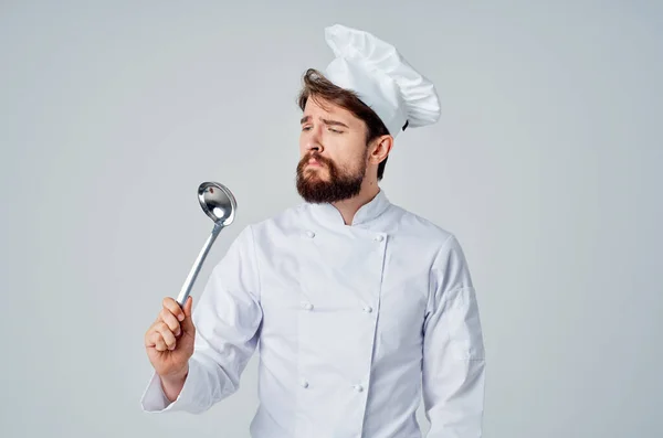 Chef che tiene una padella per friggere preparare cibo utensili da cucina ristorante — Foto Stock