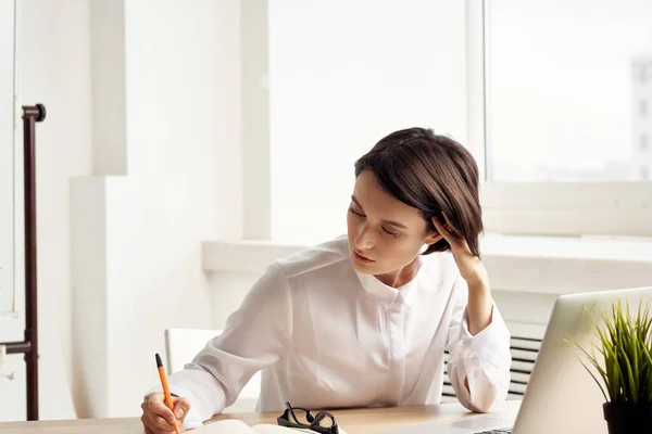 Femme d'affaires au bureau avec des lunettes confiance en soi Studio Lifestyle — Photo