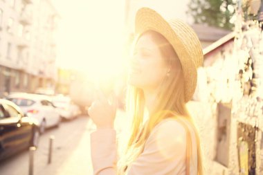 Çekici bir kadın yaz aylarında sokaklarda dolaşıyor.