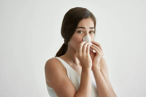 Γυναίκα σκουπίζει τη μύτη της με ένα μαντήλι αλλεργία runny μύτη προβλήματα υγείας — Φωτογραφία Αρχείου