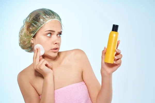 Kvinna torkar ansiktet med lotion nakna axlar hudvård kosmetologi — Stockfoto