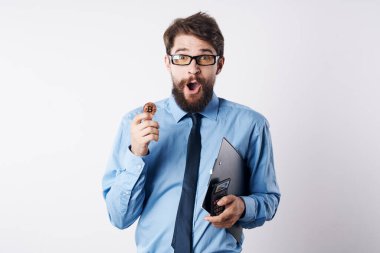 erkek finansör hesap makinesi kripto para birimi bitcoin yatırımı