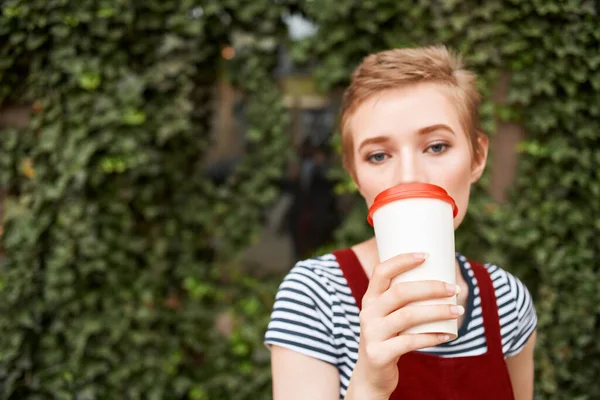 Woman with short hair cup of drink outdoors emotions — Stock Photo, Image