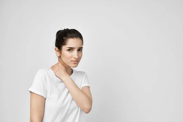 Donna in t-shirt bianca problemi di salute medicina insoddisfazione — Foto Stock