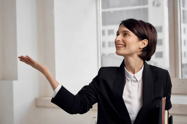 Managerin mit Brille Selbstbewusstsein Licht Hintergrund — Stockfoto