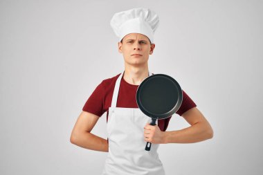 Mutfakta profesyonel kızartma tavası var.