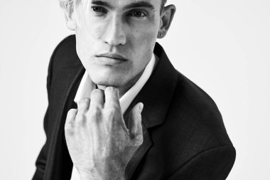 Takım elbiseli yakışıklı adam saç stili poz stüdyosu