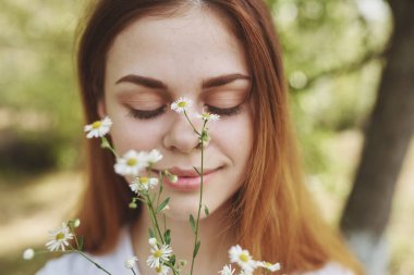 Güzel bir kadın seyahat ediyor tatil bitkileri güneş özgürlüğü yolculuğu