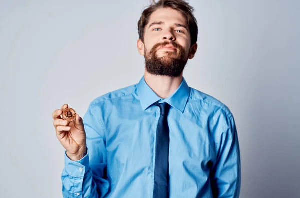 Бородатий чоловік з офісом менеджера з фінансування монетного біткоіна — стокове фото