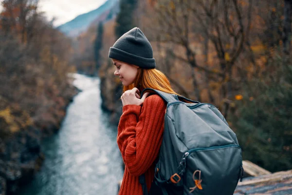 Donna con zaino sulla schiena fiume montagne natura viaggi — Foto Stock