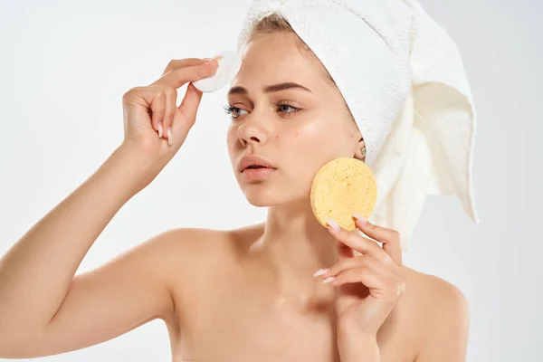 Hezká žena s ručníkem na mé hlavě obličejové problémy kůže světlo pozadí — Stock fotografie