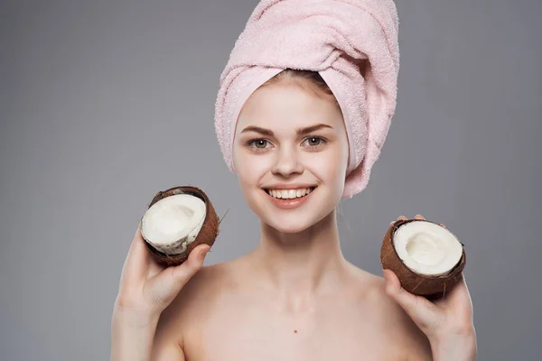 头戴毛巾的妇女护理孤立的椰子背景 — 图库照片