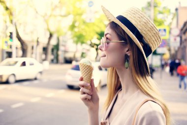 Sokaktaki güzel kadın dondurma tatili eğlencelidir.
