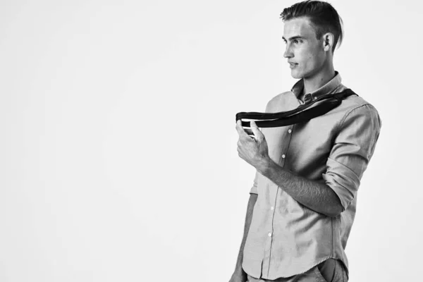 Stilig man i skjorta med slips känslor studio livsstil — Stockfoto