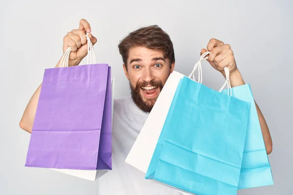 Hombre barbudo alegre con paquetes en las manos emociones de compras de cerca —  Fotos de Stock