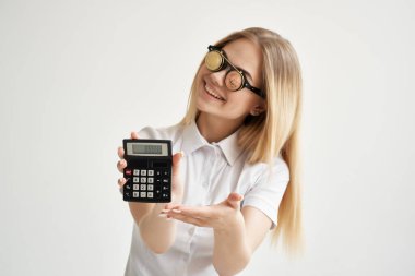 Beyaz gömlekli güzel bir kadın. Hesap makinesi. Ekonomi kripto para birimi.