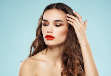 Parlak makyajlı kadın.