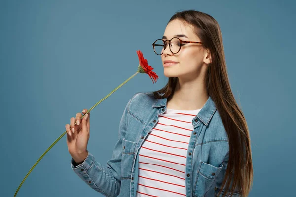 Brunetka z okulary czerwony urok kwiat romans — Zdjęcie stockowe
