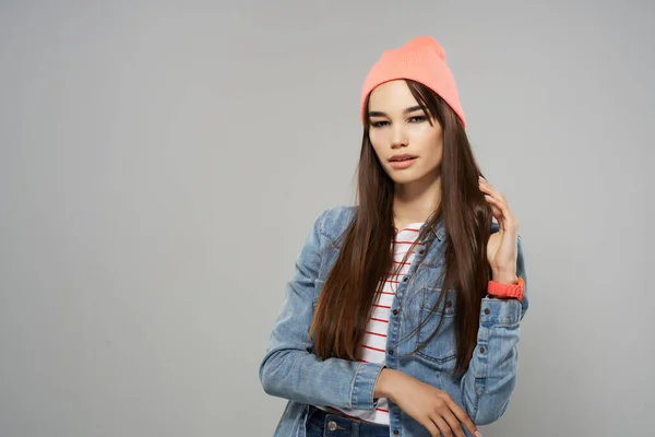 Brunett med långt hår i rosa hatt poserar mode modern stil — Stockfoto