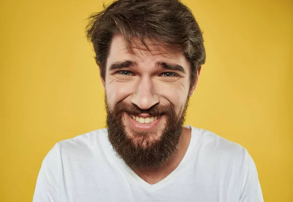Man in een wit t-shirt geïrriteerde gezichtsuitdrukking close-up — Stockfoto