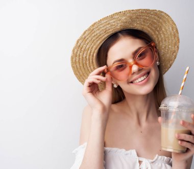 Güzel kadın, çekici. Şapka süslemeleri.